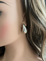 Effortlessly Chic High-Polished Waterdrop Earrings